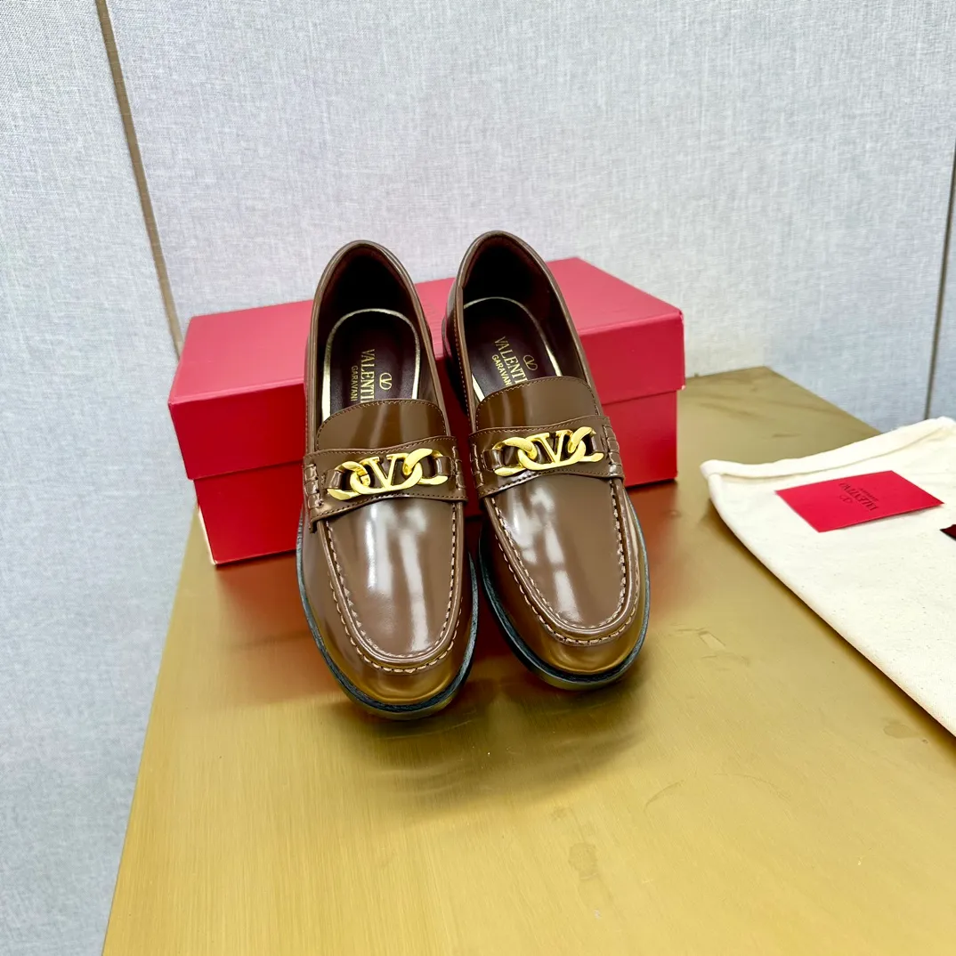 👟👟Ex-factory price 640👟👟 (genuine leather sole) 2024 [VALENTINO] Valentino's early spring fashionable slip-on loafers are hot new🆕 Versatile style with temperament💃🏻 Slay the whole audience immediately when you put it on [Love] The ultra-simple design is more timeless and attractive! Fashionable and neat feeling, it is a magic tool for increasing your height and slimming down ✨ The shoe collar is specially added with anti-wear latex! You won't feel tired after walking all day long🦶🏻 The upper is made of open-edge beaded cowhide fabric and matched with calfskin lining, which is full of texture. The bottom thickness is 4.0cm. Color: black, brown, coffee. Size: 35-40. Available from factory.